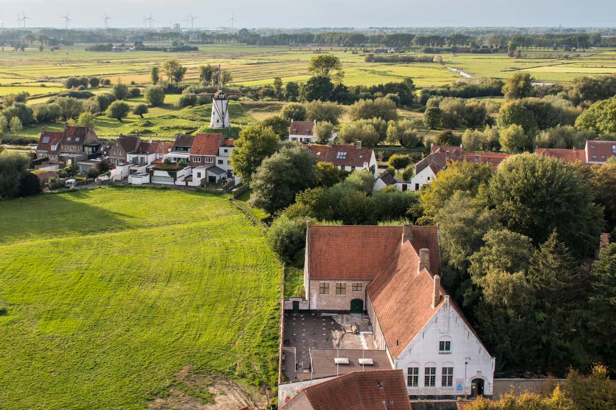 Panorámica de Damme, un pueblo del norte de Bélgica rodeado de molinos y verdes praderas