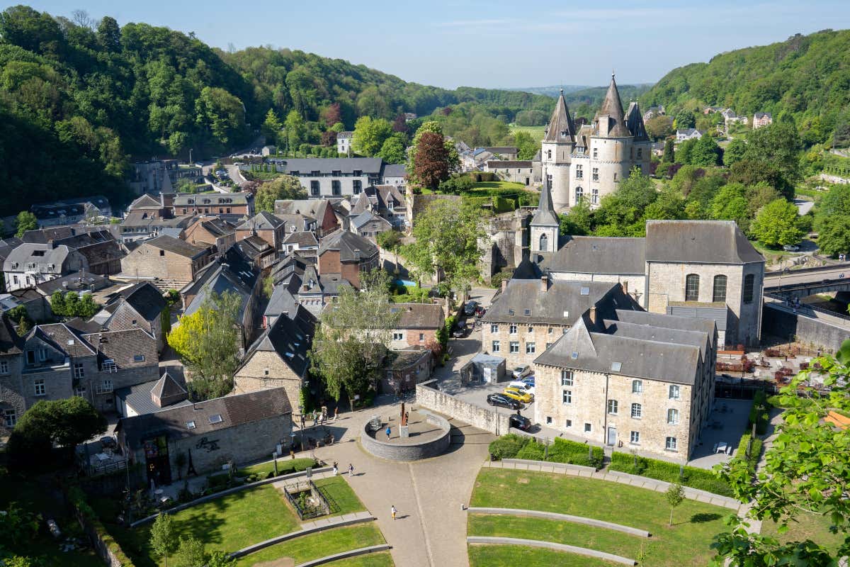 Panorámica de Durbuy, un pueblo belga de casas tradicionales de piedra rodeado de vegetación