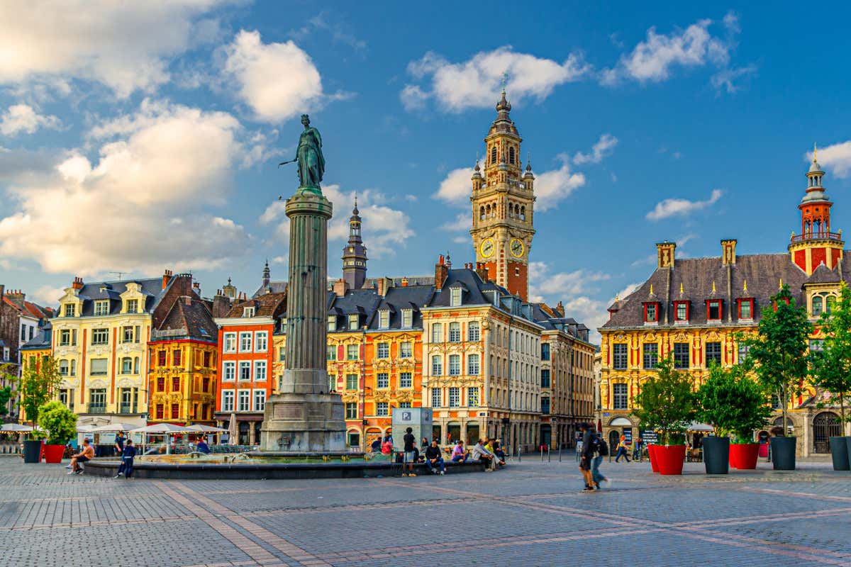 Vista de las torres y la bolsa de Lille, ciudad del norte de Francia