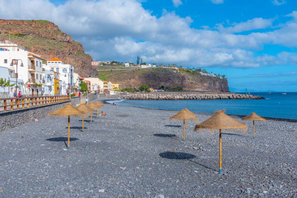 Vista panorámica de Playa Santiago, en la Gomera, con algunas nubes de fondo 