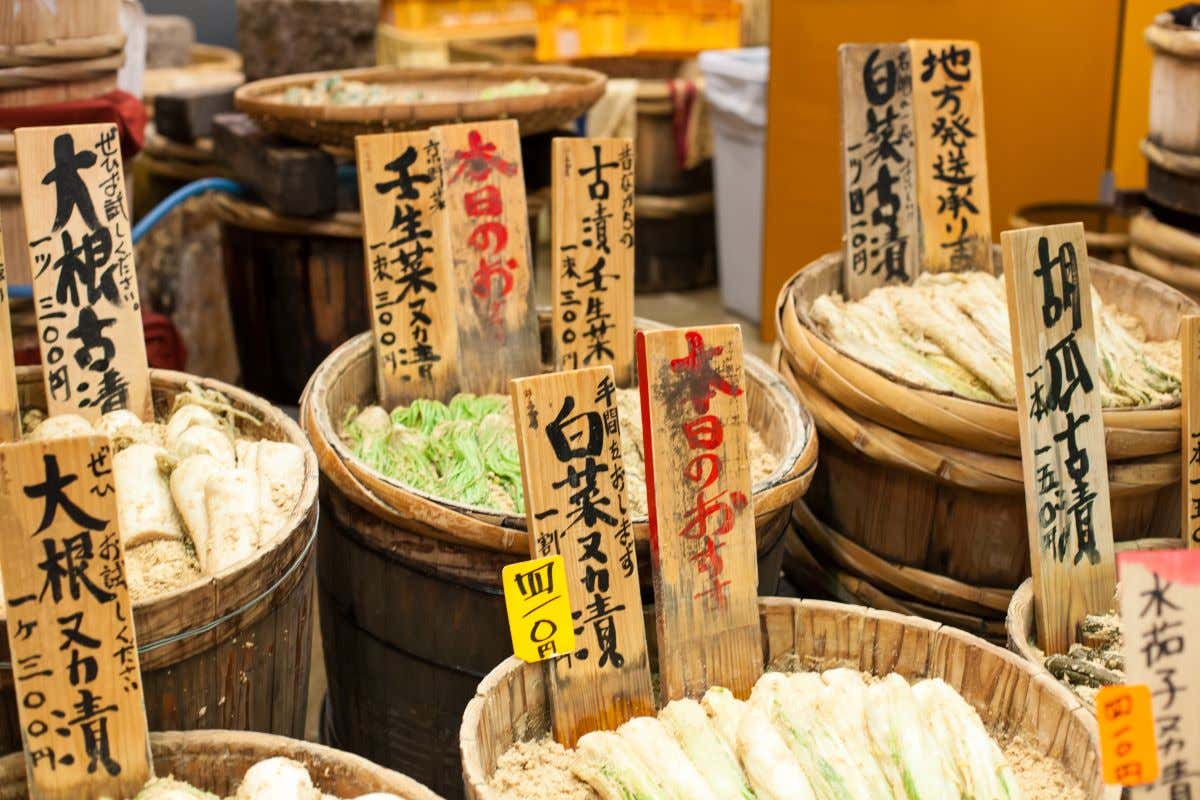 Detalle de varios carteles de productos frescos en un mercado japonés