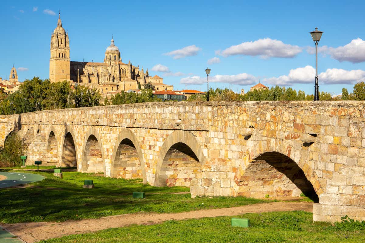 Puente Romano de Salamanca, con la imagen de la catedral de fondo