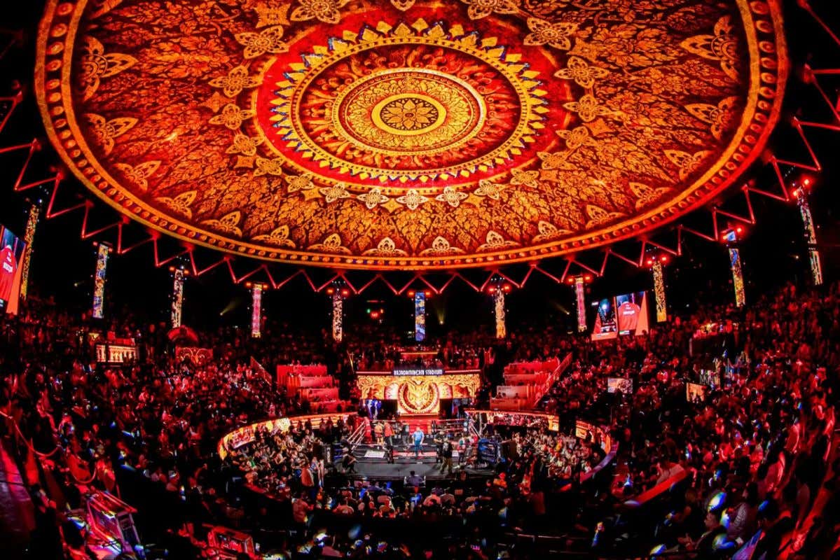 Panorâmica do Rajadamnern Stadium, onde são realizadas lutas de muay thai