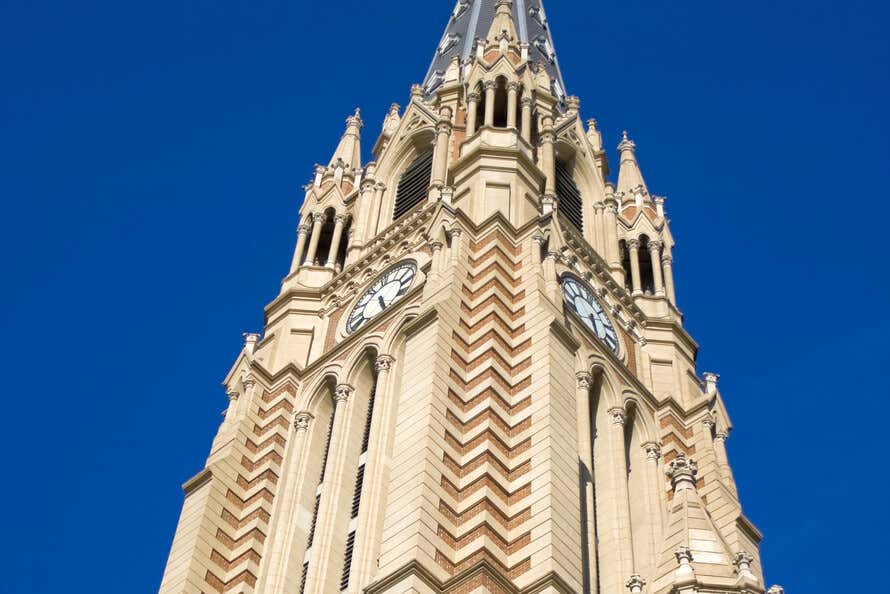 Detalhes arquitetônicos da Catedral de San Isidro com um céu azul ao fundo