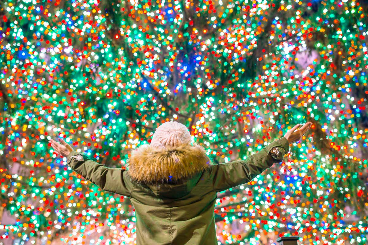 Un enfant devant le sapin de Noël illuminé du Rockefeller Center