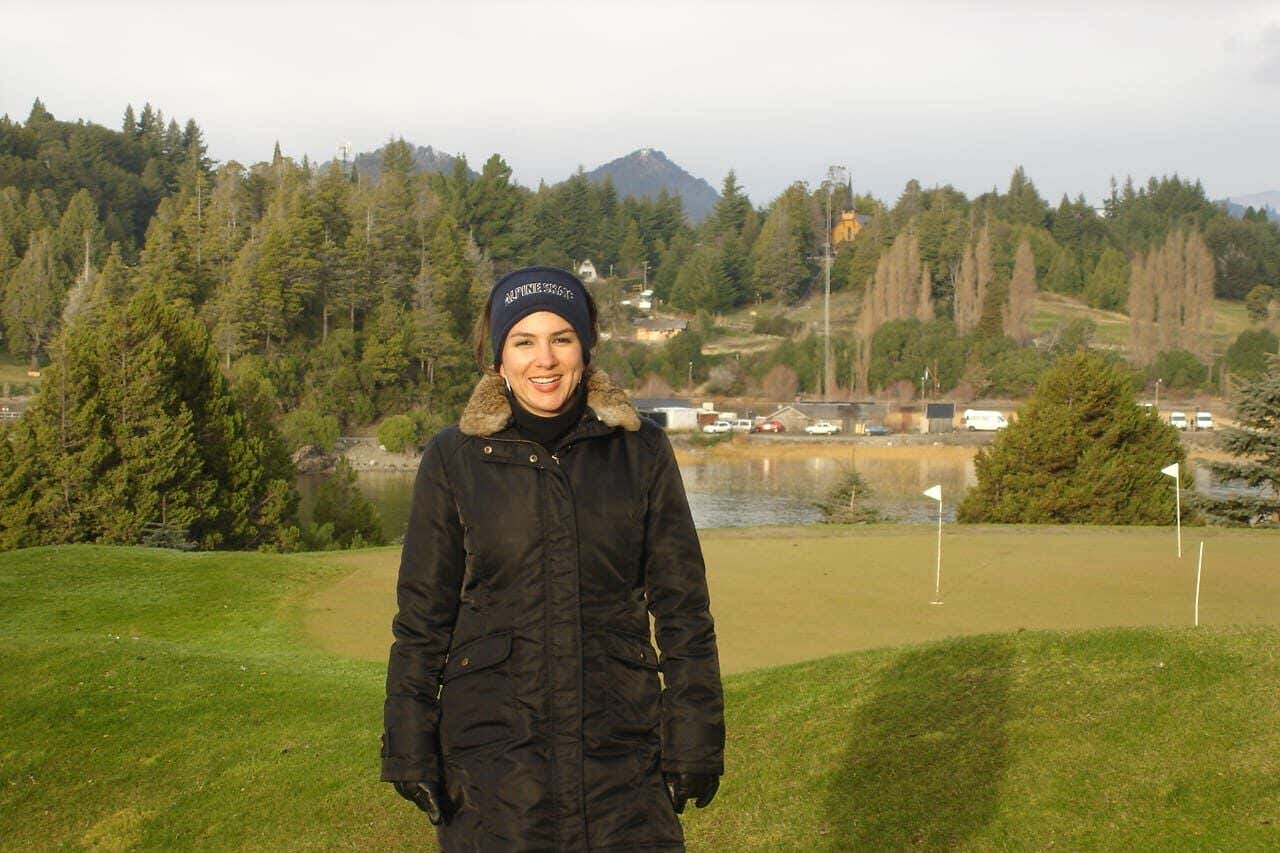 María Carolina posando con el campo verde de fondo