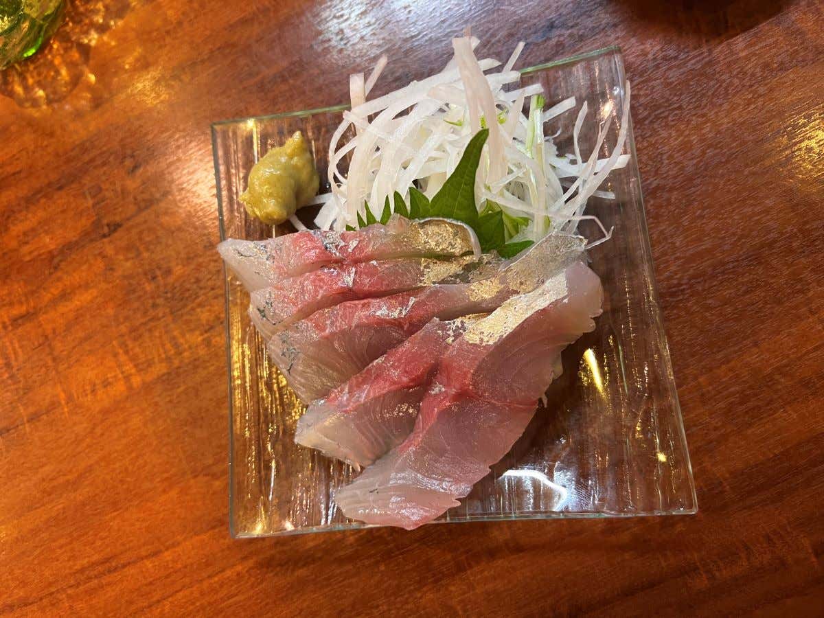 Detalle de un sashimi fresco en un restaurante japonés