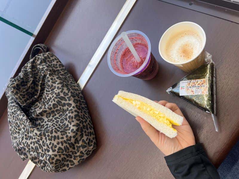Detalle de un desayuno del Seven Eleven con onigiri y sándwich de huevo