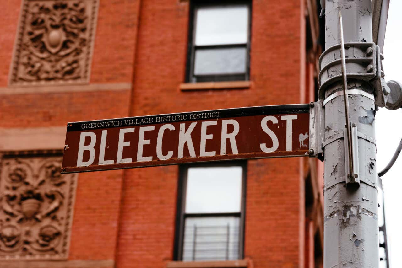 Panneau indiquant Bleecker Street à Greewich Village, la rue qui inspira la chanson de Simon & Garfunkel du même nom