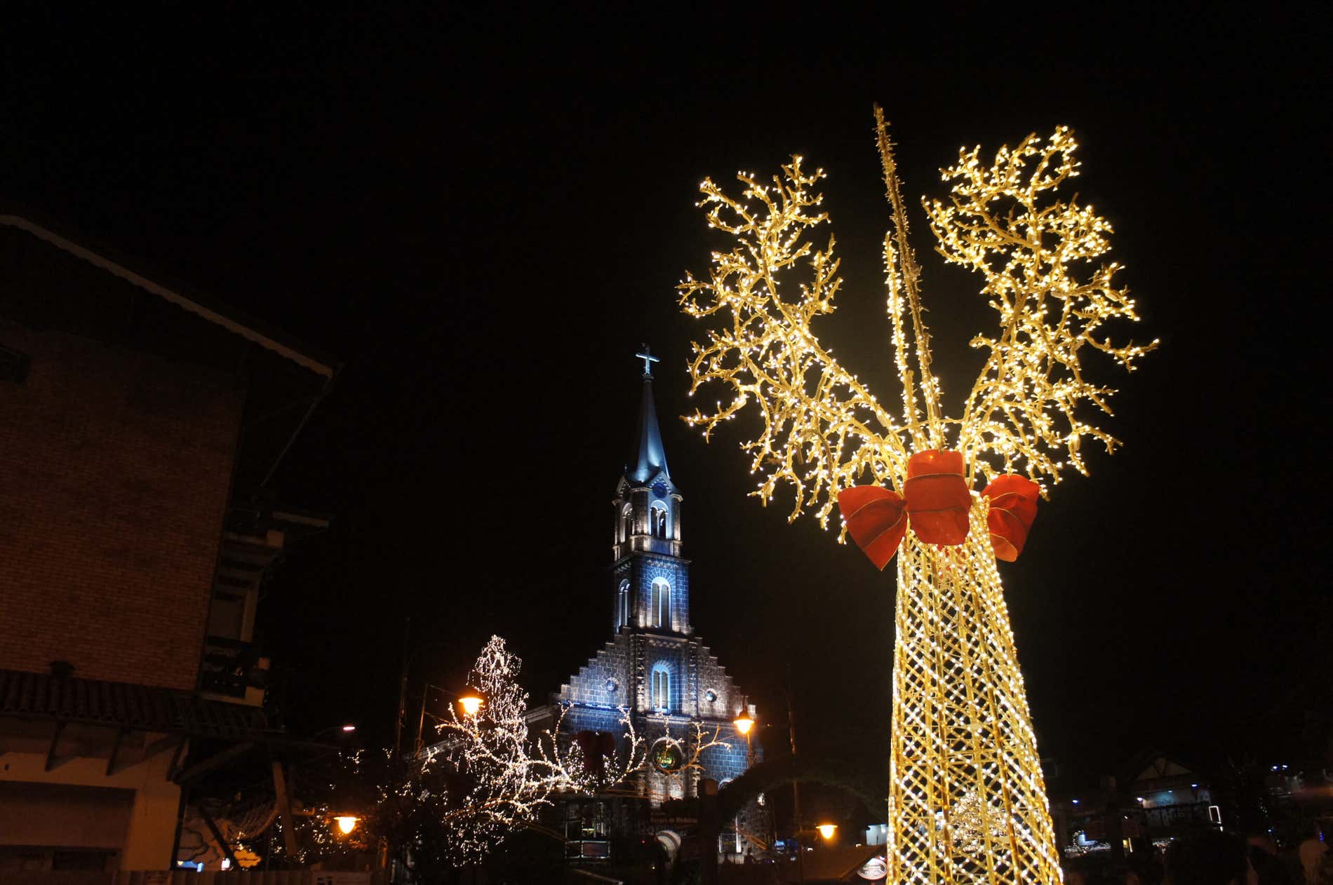 A Igreja Matriz São Pedro, em Gramado, iluminada