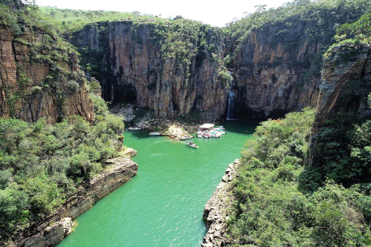 Vista aérea dos famosos cânions da lagoa de Furnas, em Capitólio, uma das cidades turísticas de Minas Gerais
