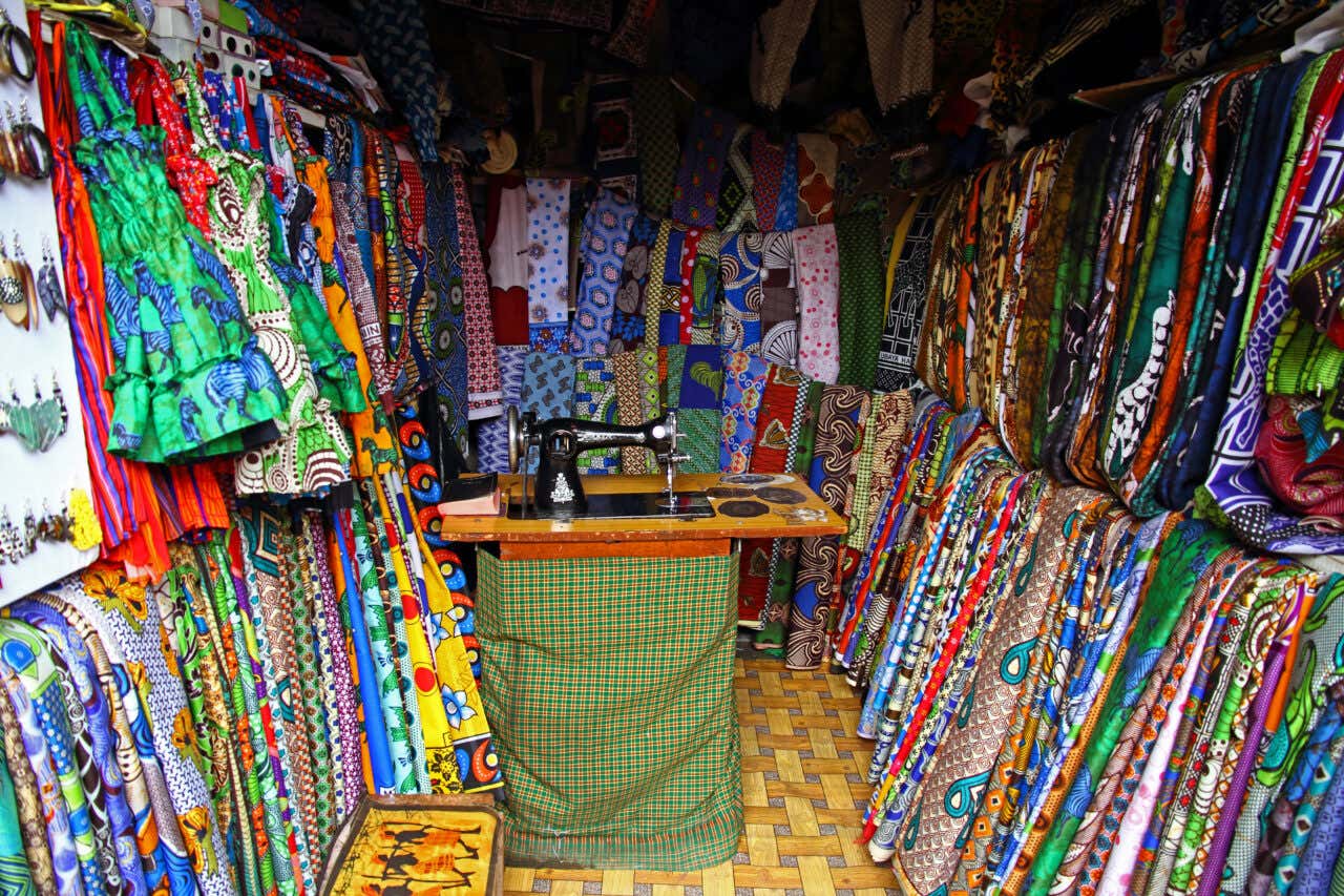 Un mercato di vestiti tradizionali masai, con stampe colorate, all'interno di un mercato nella città di Arusha, Tanzania