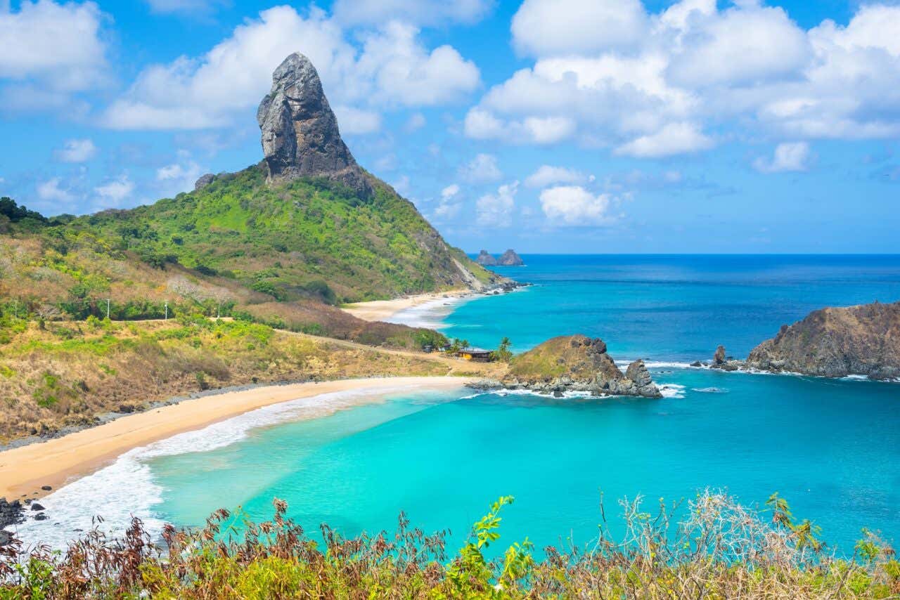 Bela vista das praias da Conceição e do Meio, com o Morro do Pico ao fundo, Ilha de Fernando de Noronha