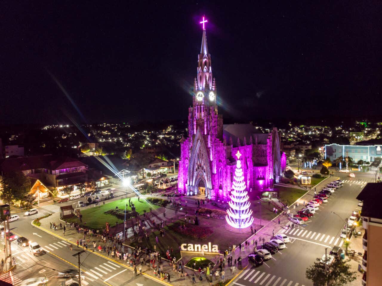 A igreja de Pedra em Canela à noite