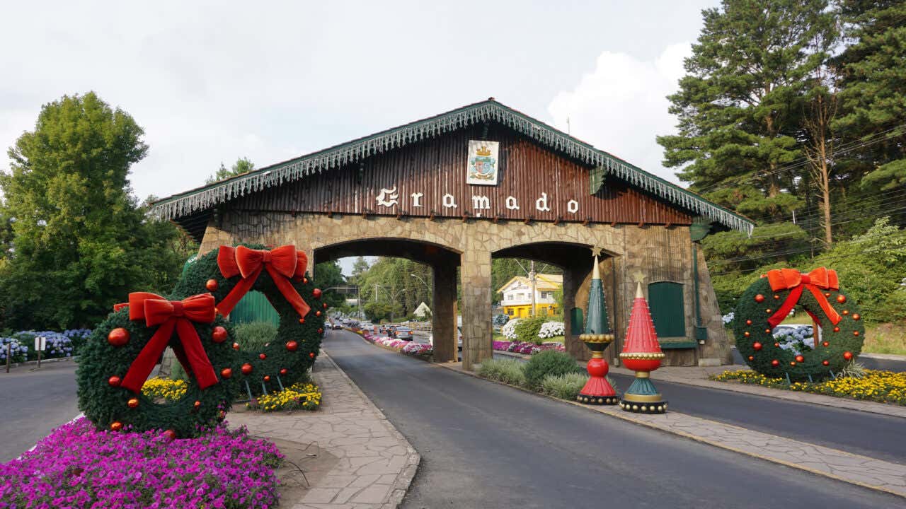 O Pórtico de Gramado enfeitado para o Natal Luz