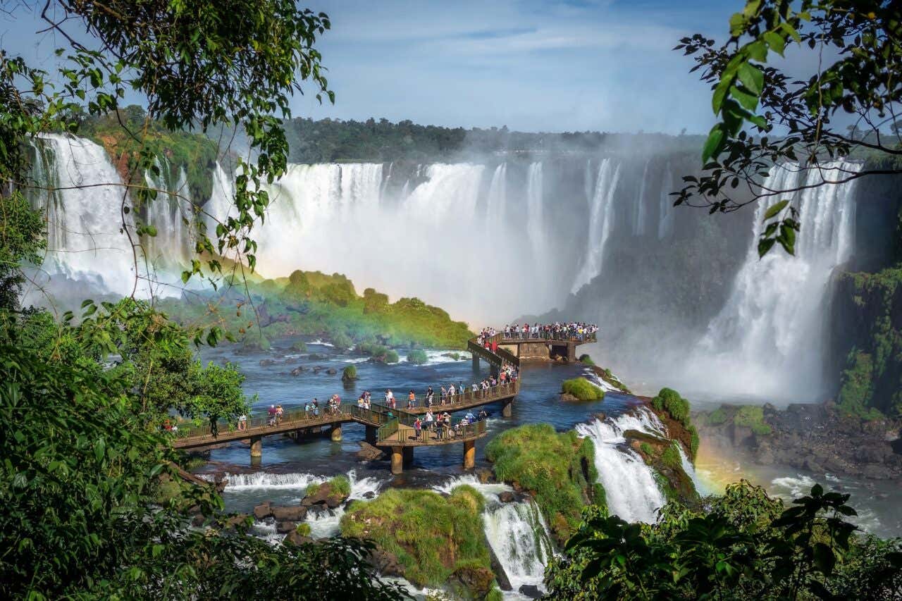 Panorâmica das Cataratas do Iguaçu com turistas nas passarelas sobre as águas