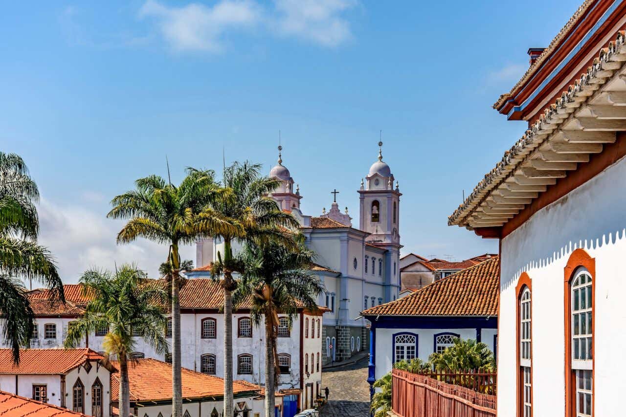 Vista do centro histórico da cidade de Diamantina com suas casas em estilo colonial, igreja e palmeiras