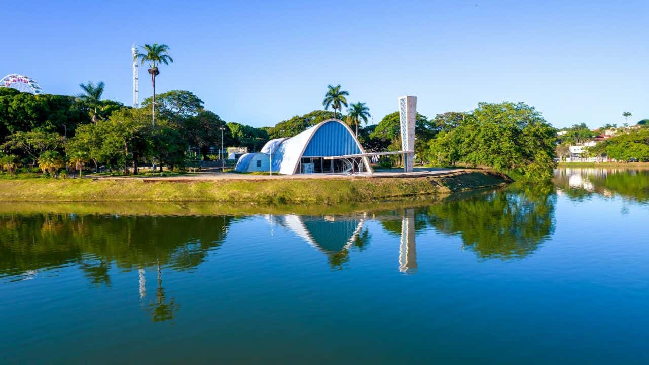 Lagoa da Pampulha, em Belo Horizonte, com vista para a Igreja de São Francisco de Assis e o Parque Guanabara