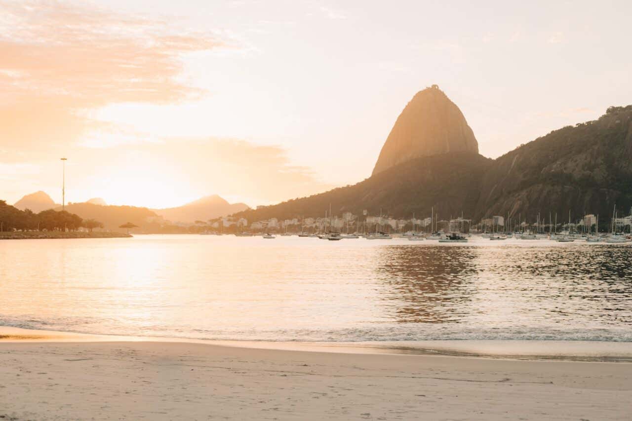Nascer do sol na praia do Rio de Janeiro com vista para o Pão de Açúcar