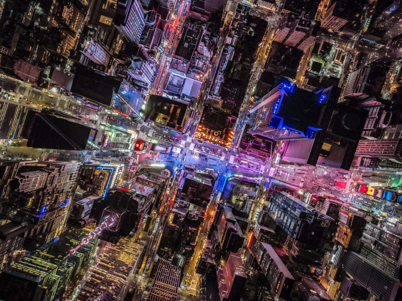 Vue sur Time Square illuminé de nuit depuis le ciel