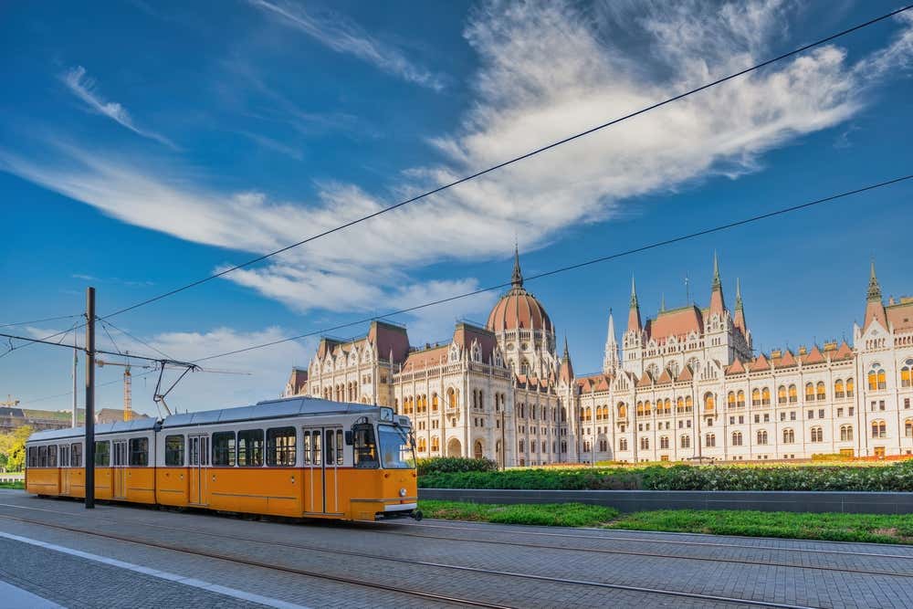 Il tram di Budapest passa davanti al Parlamento