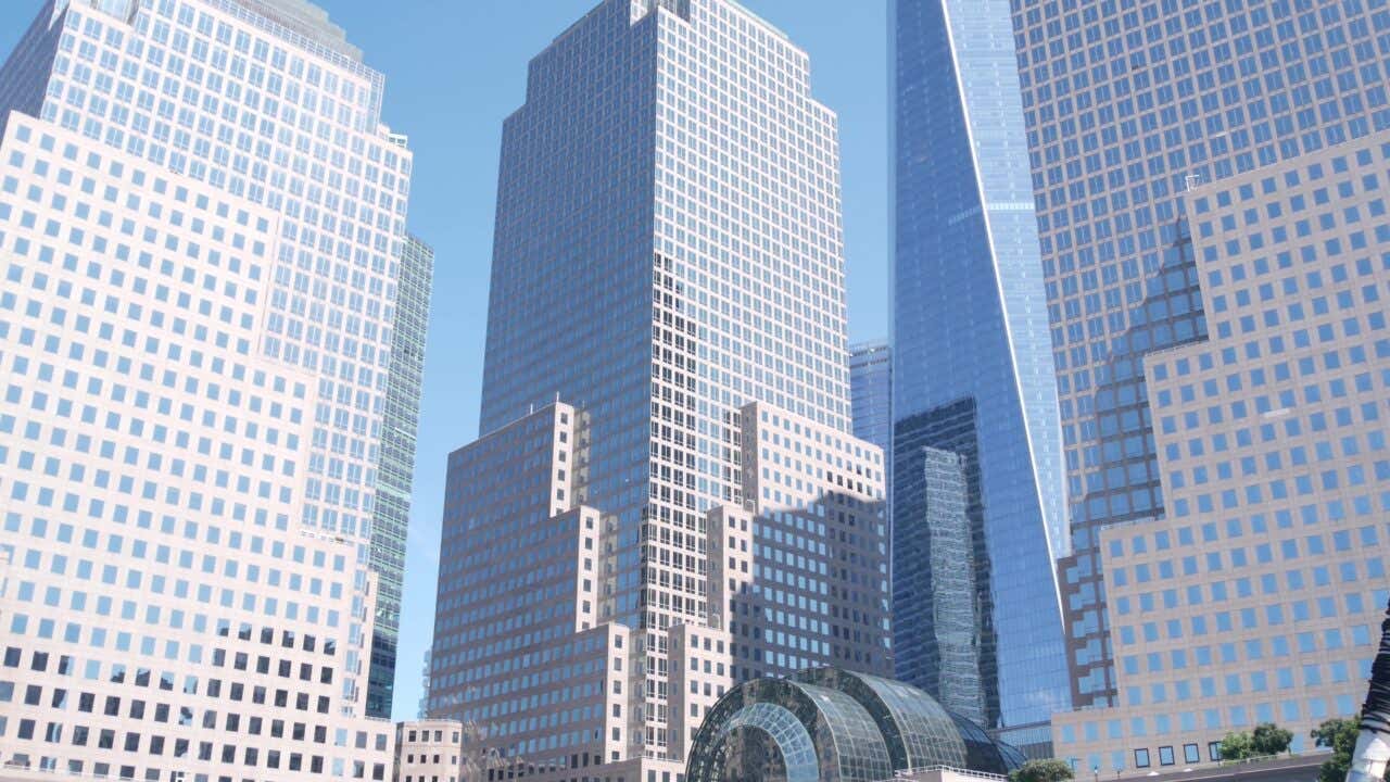 Buildings du Financial District sous le ciel bleu