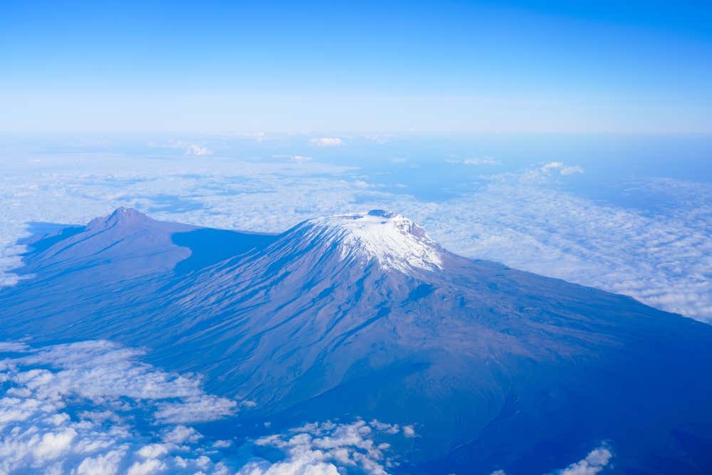 Vista aerea del monte Kilimangiaro con il cratere sulla cima completamente innevato