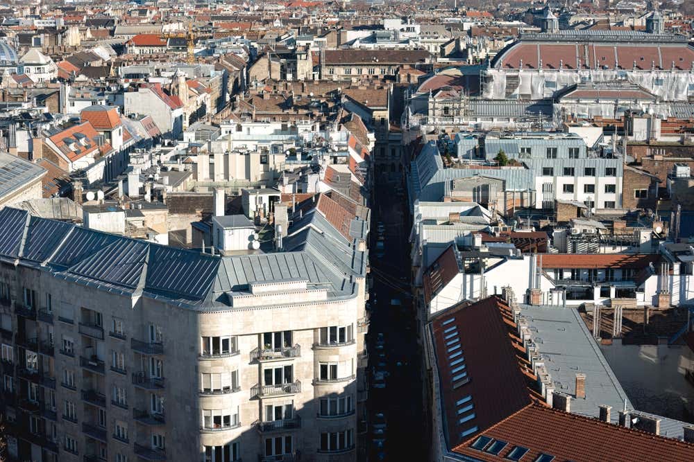 Una stradina si snoda attraverso un fitto tessuto urbano caratterizzato da edifici in stile europeo a Budapest, in Ungheria