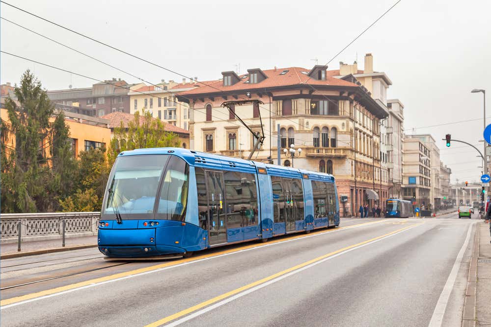 Un tram elettrico attraverso un ponte a Padova in una mattinata uggiosa dal cielo coperto