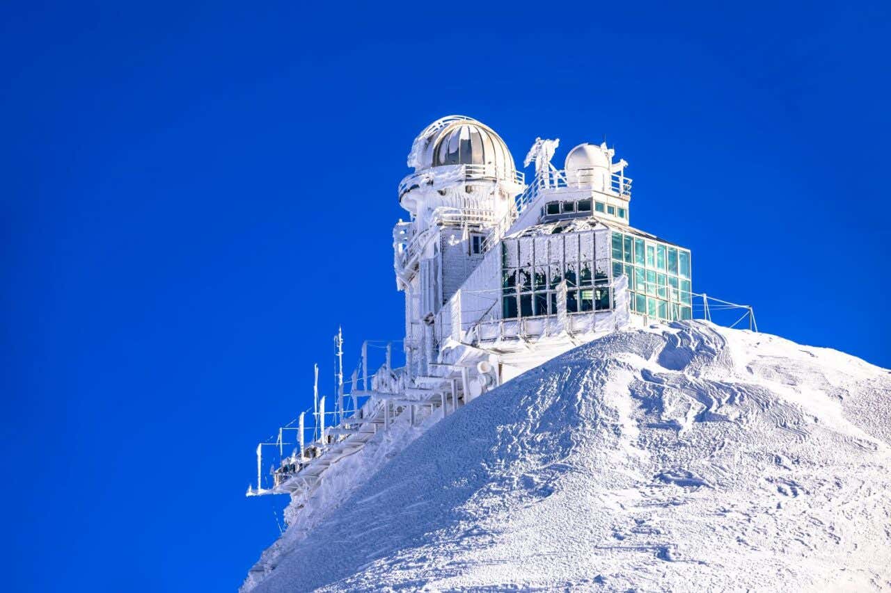 Un edificio en el pico nevado de Jungfraujoch