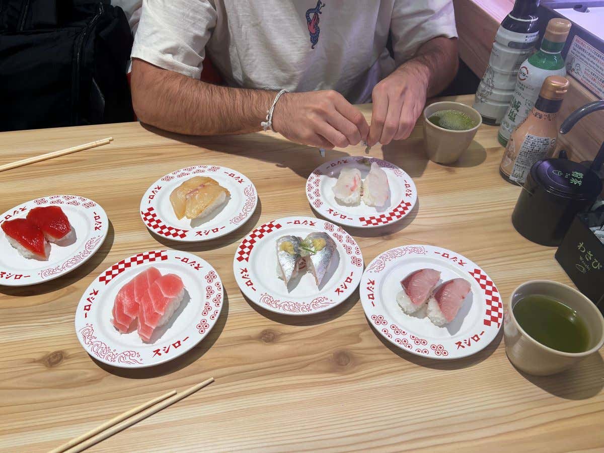 Detalle de una mesa con varios platos de sushi 