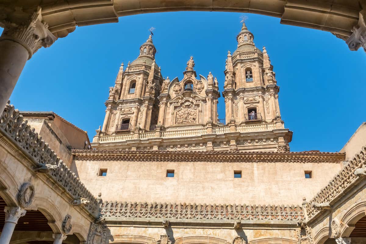 Campanarios de una iglesia barroca vistos desde abajo