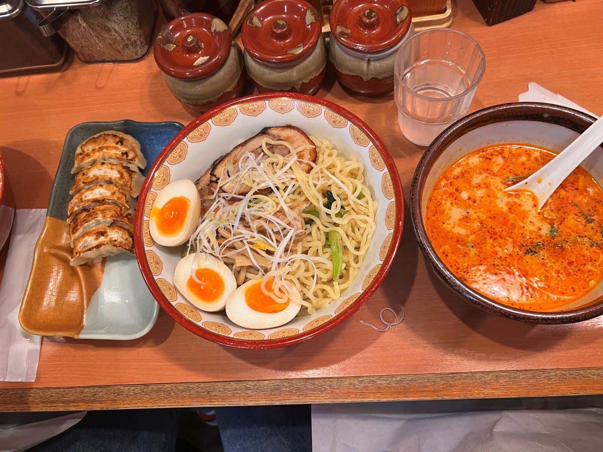 Detalle de un plato de tsukemen y gyozas en un restaurante japonés