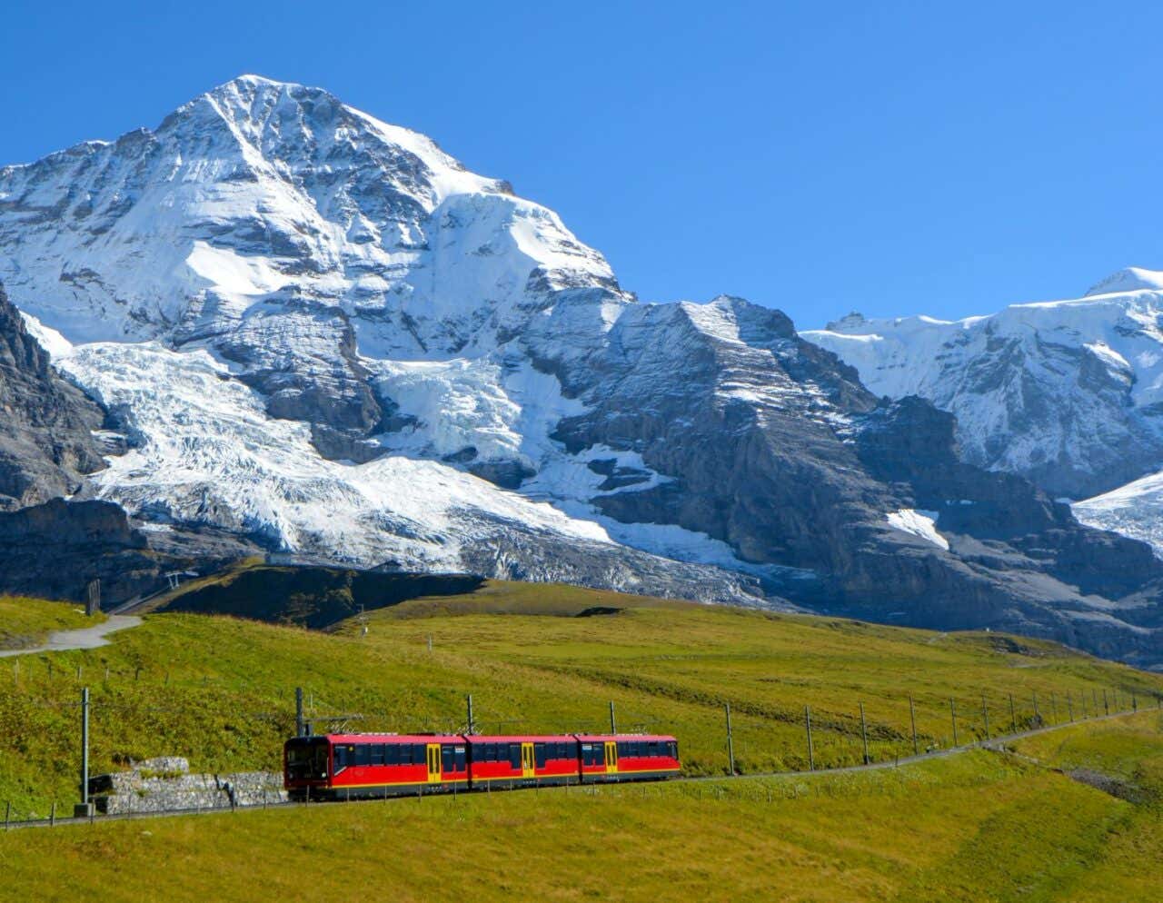 El tren a Jungfraujoch en el paisaje durante verano