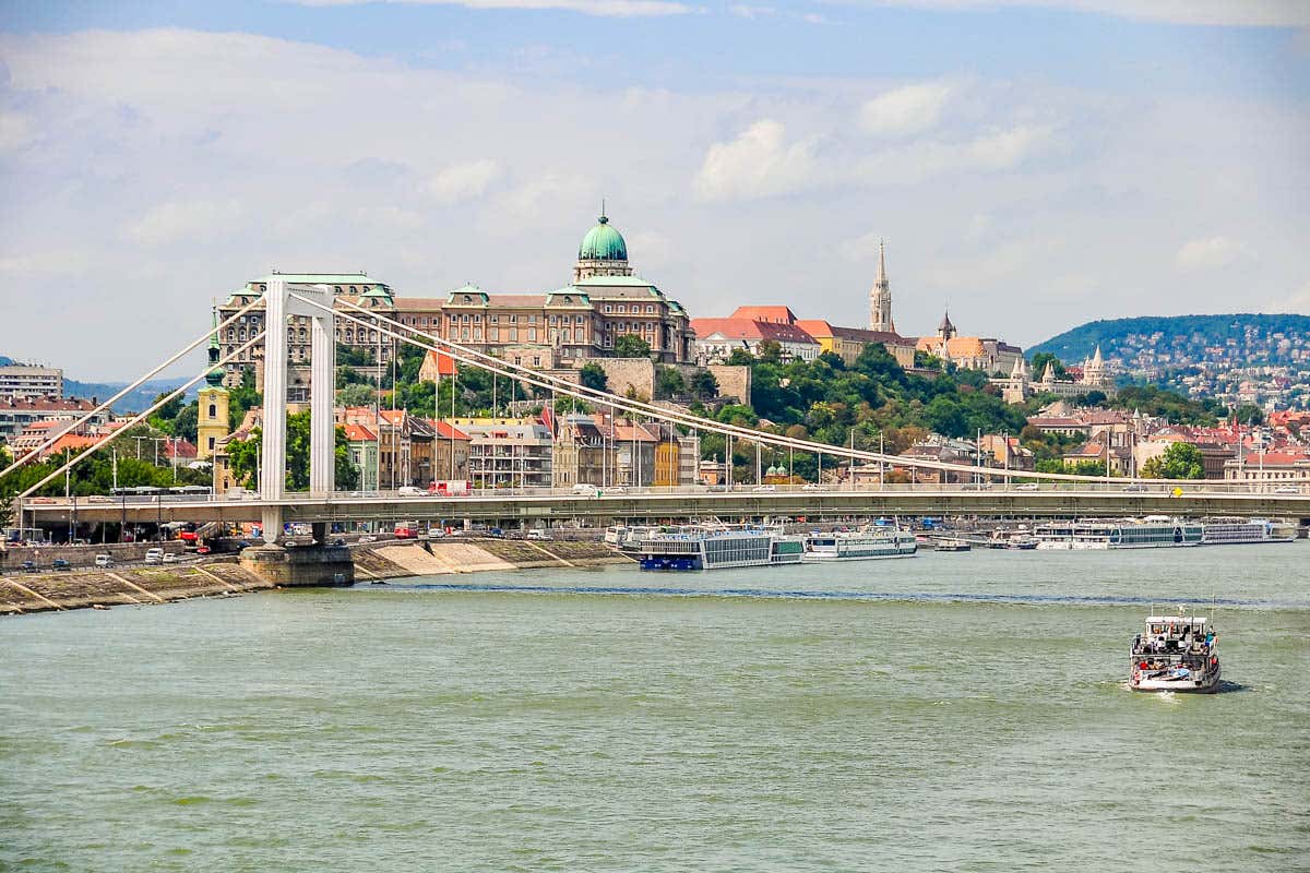 Los paseos en barco por el Danubio permiten apreciar la ciudad desde otra perspectiva.