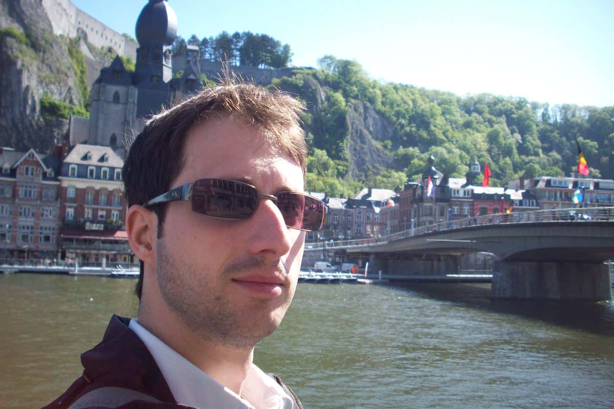 Selfie de un chico en Dinant, una de las ciudades más bonitas de Bélfica