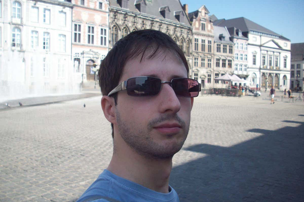 Selfie de un hombre en la Grand Place de Mons, una de las ciudades más bonitas de Bélgica