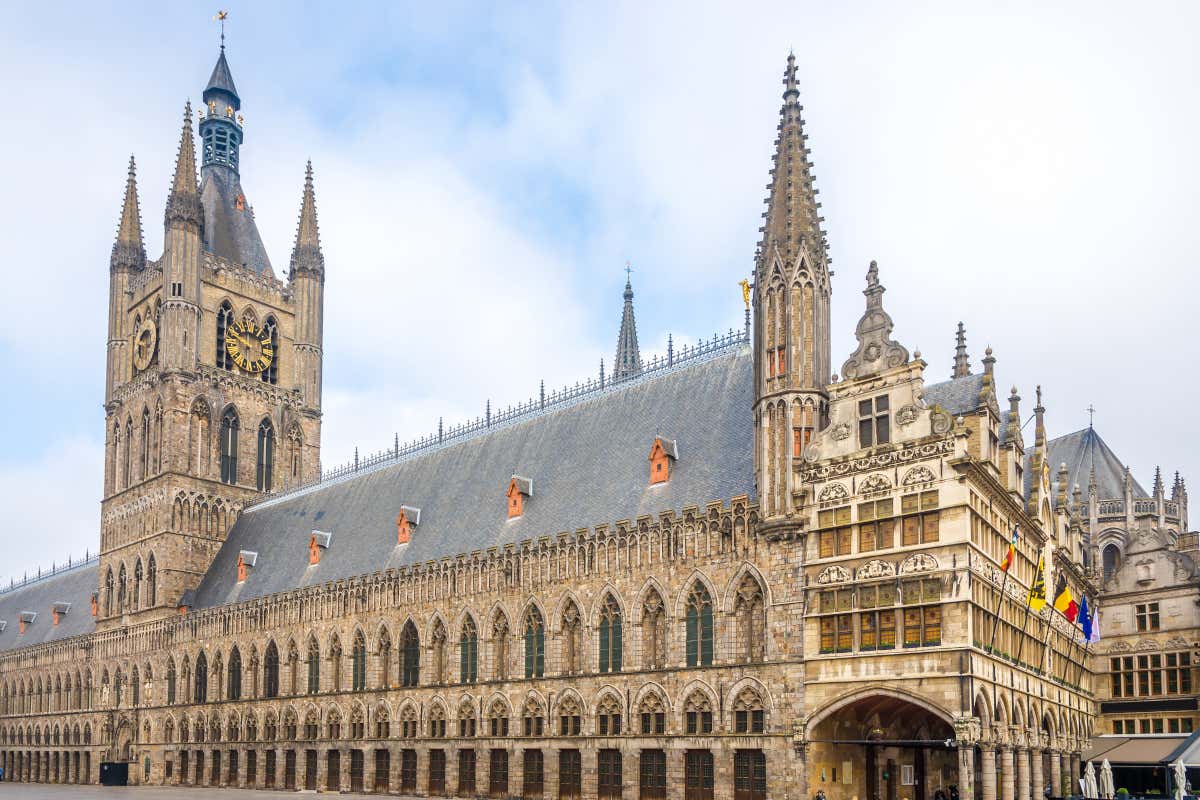 Vista panorámica de un ayuntamiento flamenco