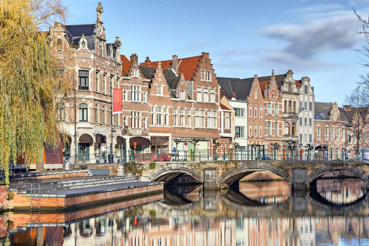 Vista de Lier, una ciudad de canales del norte de Bélgica