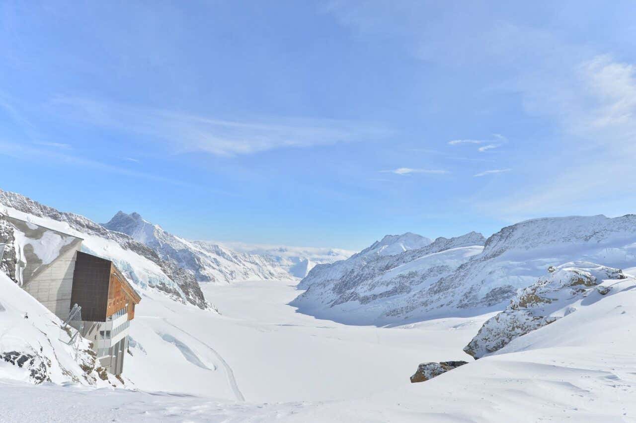 Un glaciar donde se aprecia un pequeño edificio