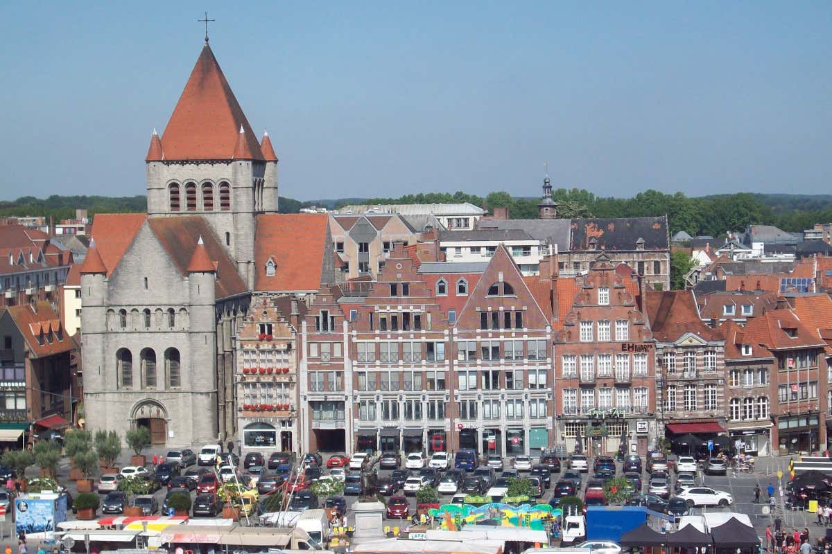 Vista panorámica de la plaza central y los campanarios de color rojo de la iglesia de Tournai, en Bélgica