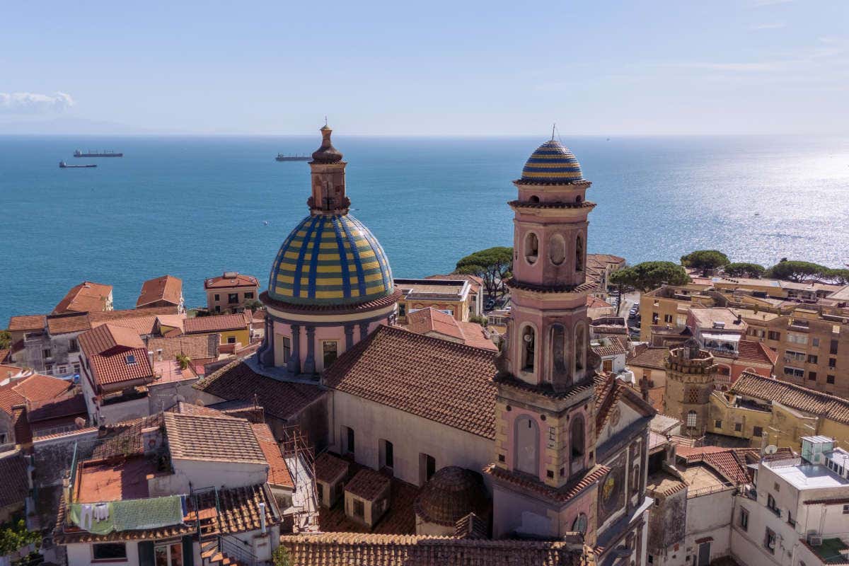 Vistas aéreas del pueblo costero Vietri sul Mare y la cúpula de cerámica de colores de sus iglesias