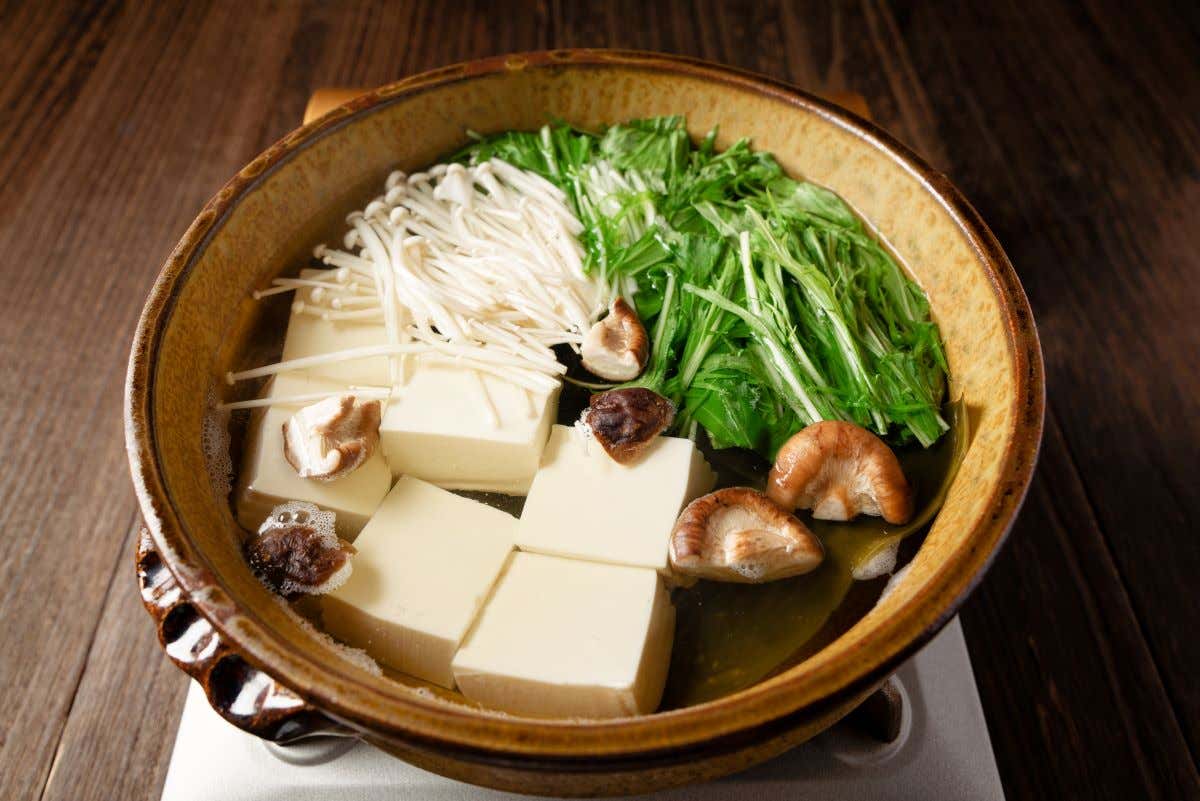 Detalle de un plato de yudofu japonés con tofu cocido