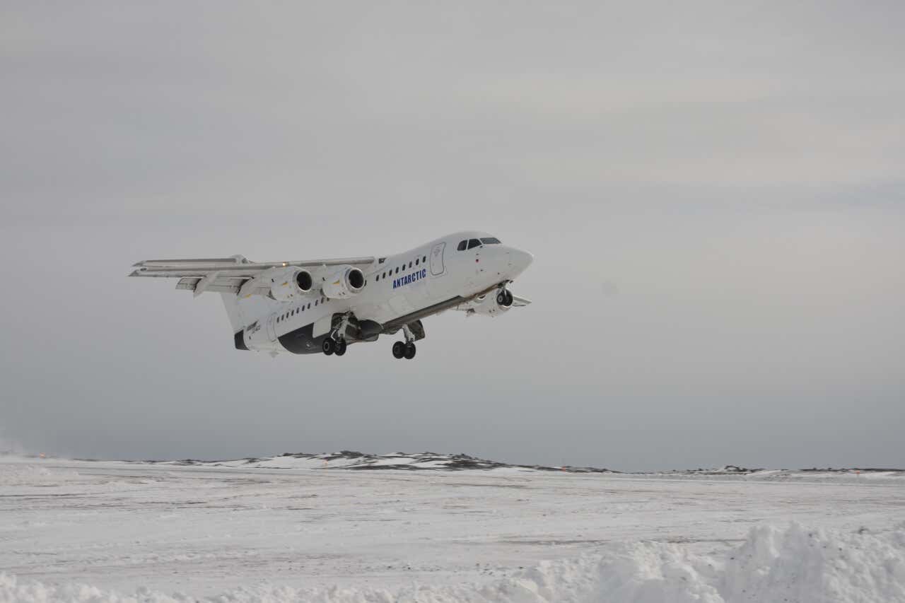 Avión sobre un paisaje nevado 