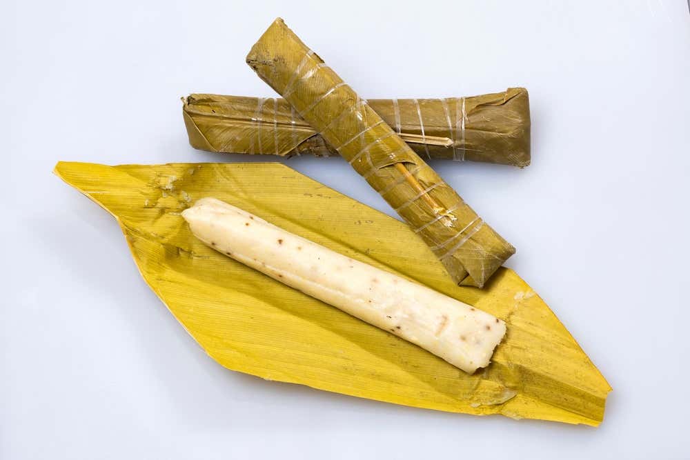 Bollo limpio envuelto en hojas de plátano