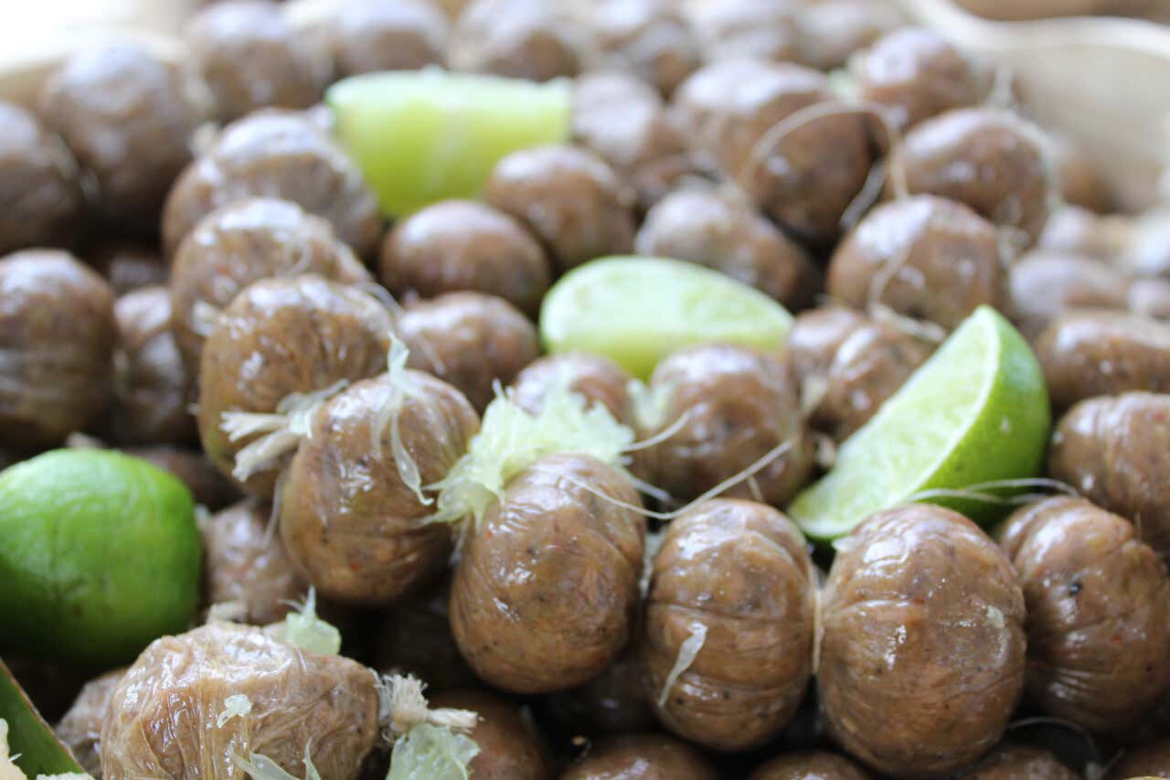 Un plato de butifarra con limón, típico de la gastronomia del caribe colombiano