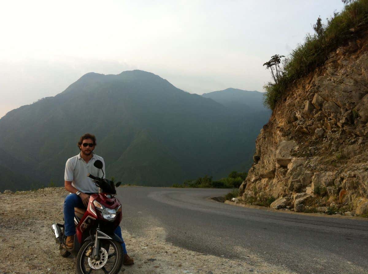 Fran subido a una moto en las montañas de Sapa, en Vietnam