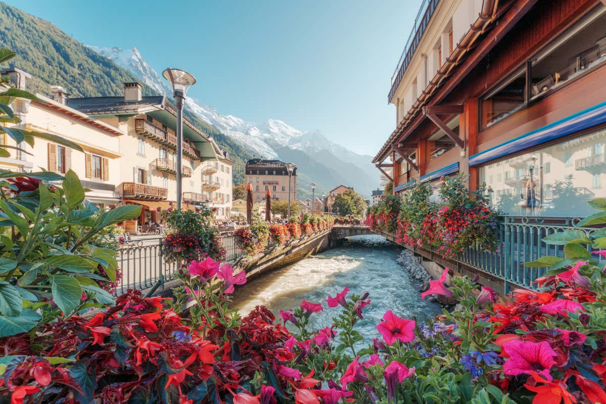 Vue sur le centre de Chamonix, au bord d'un canal fleuri