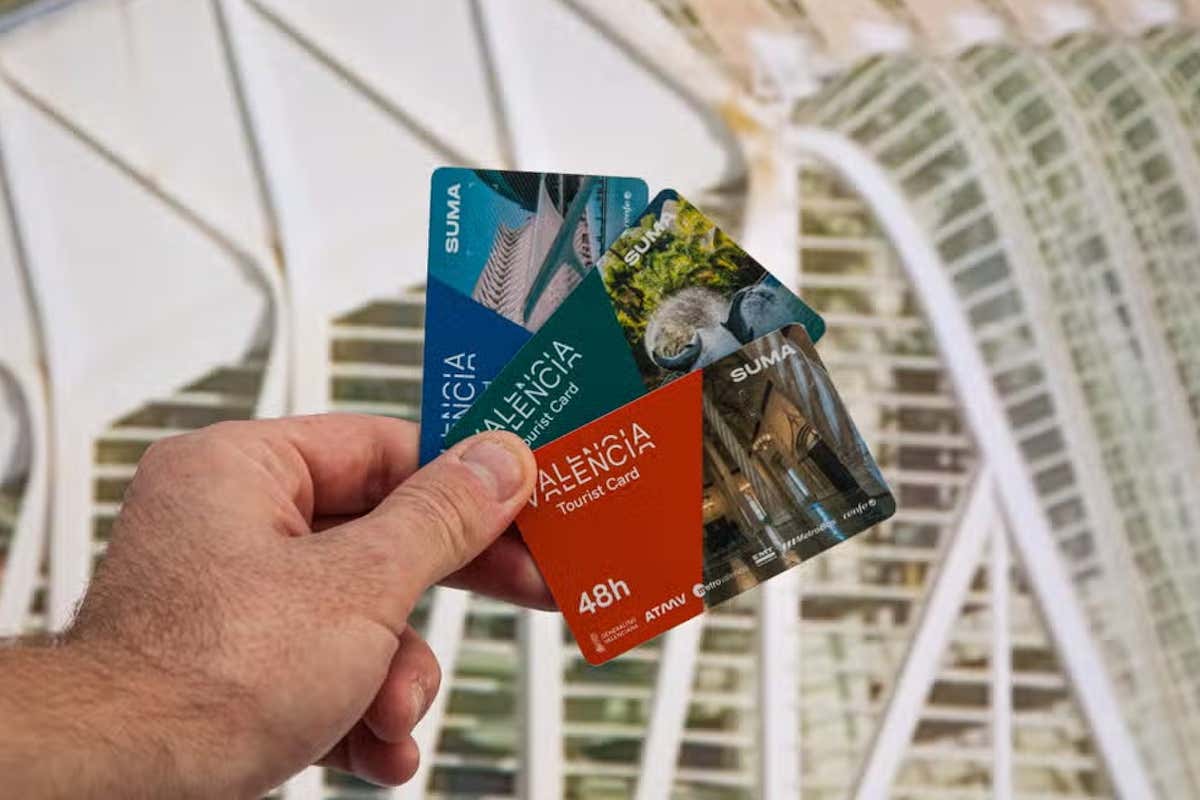Una mano sosteniendo varias tarjetas turísticas de Valencia