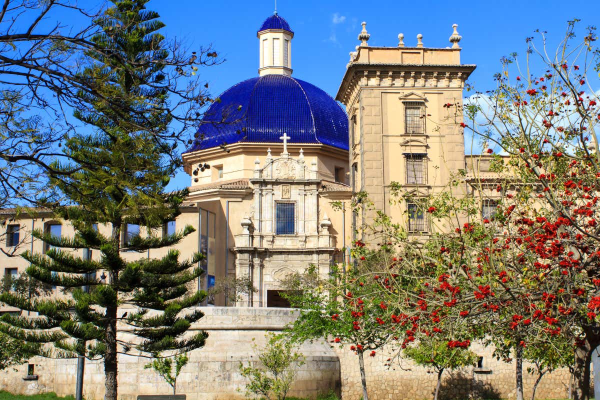 Fachada del Museo de Bellas Artes de Valencia, con una cúpula azul de fondo